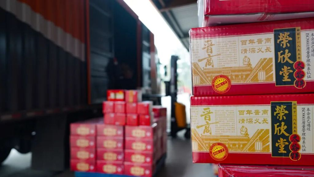 ▲包装好的太谷饼即将装车 图源/新华社