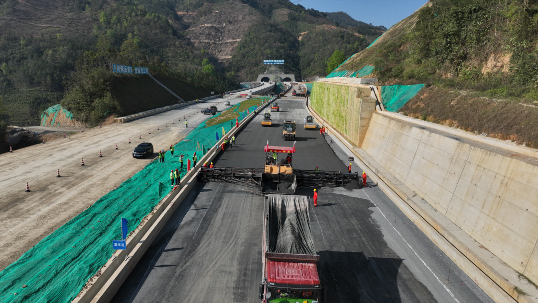 巴羌路二分部垫层试验路顺利摊铺