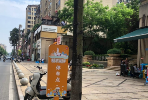 “骑手友好停车点”标识。重庆龙湖供图