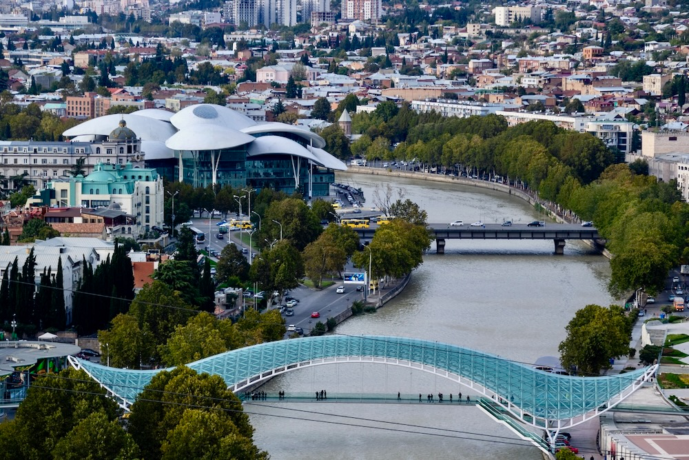 刚对华免签！却拒不出席亚运会？这个最欧洲的亚洲小国，到底藏着什么！
