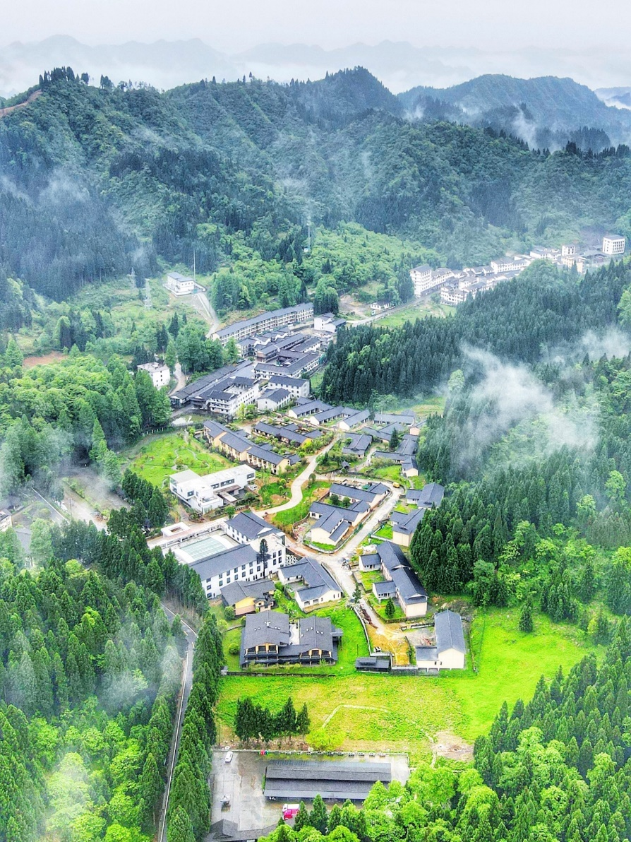 图/恩施坪坝营景区黄金洞乡的麻柳溪村在青山环抱之间溪水潺潺,茶园层