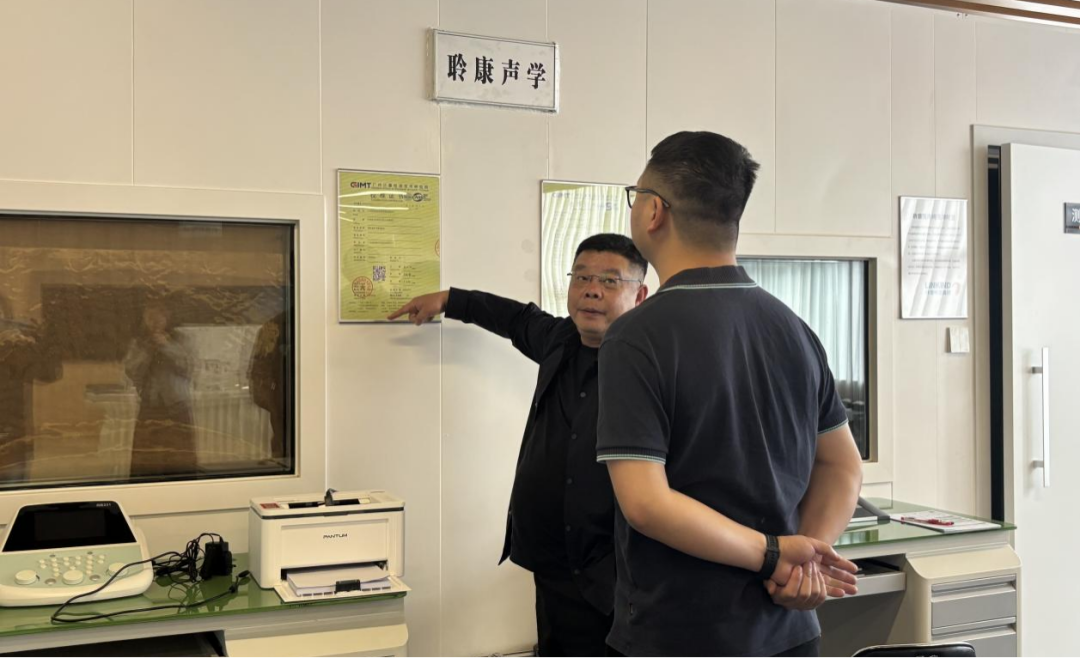 政企联动谋发展 共绘听力健康新蓝图 —— 永丰县商务局、县贸促会等一行莅临江西聆康参观考察(图3)