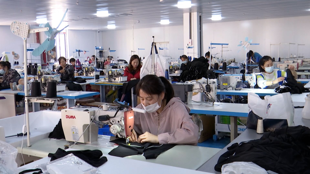 我区小型服装厂"搬家"