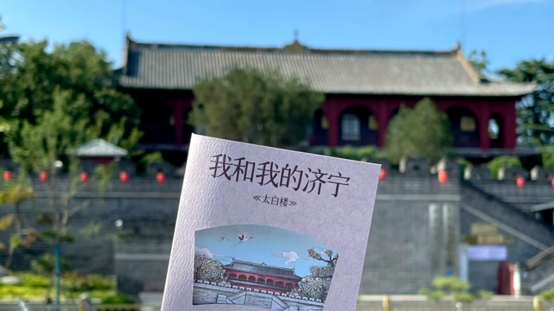 清晨的街头巷尾,师傅们将面团擀成薄薄的面饼,炭火的温度将面饼烤得外
