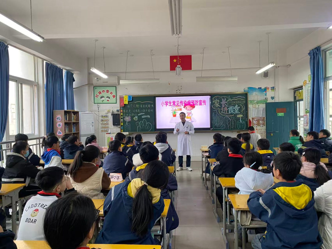 医校携手筑牢冬季健康防线——郑州西区中医院专家走进长椿路小学开展传染病知识讲座。