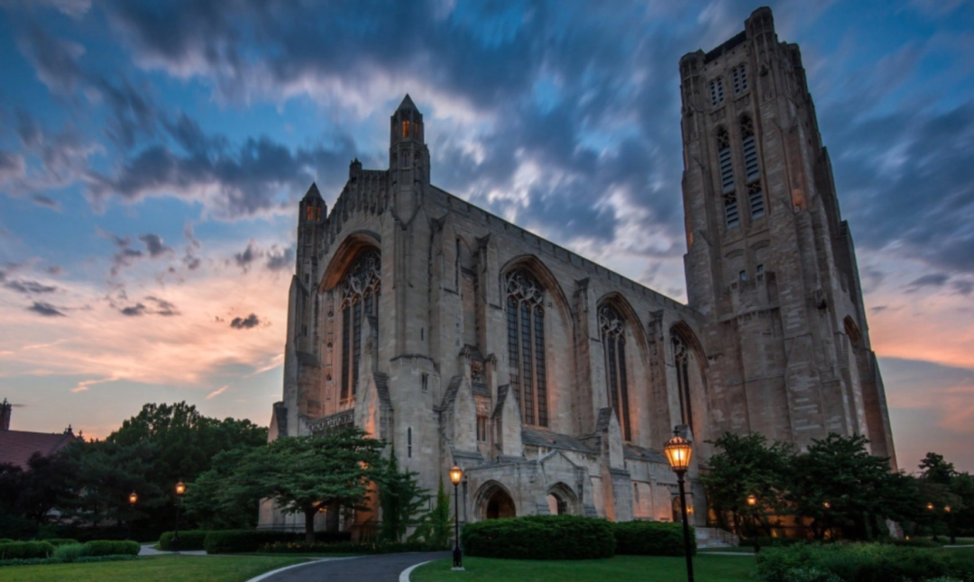 芝加哥大学主校区位于芝加哥市南的海德公园(hyde park)地区,东临