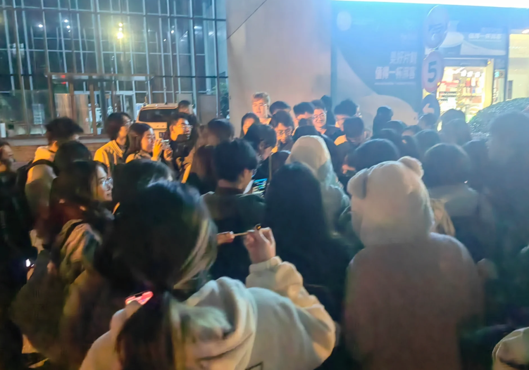 清北人三大高校轮番争抢，“鹅腿阿姨”凭啥爆火？