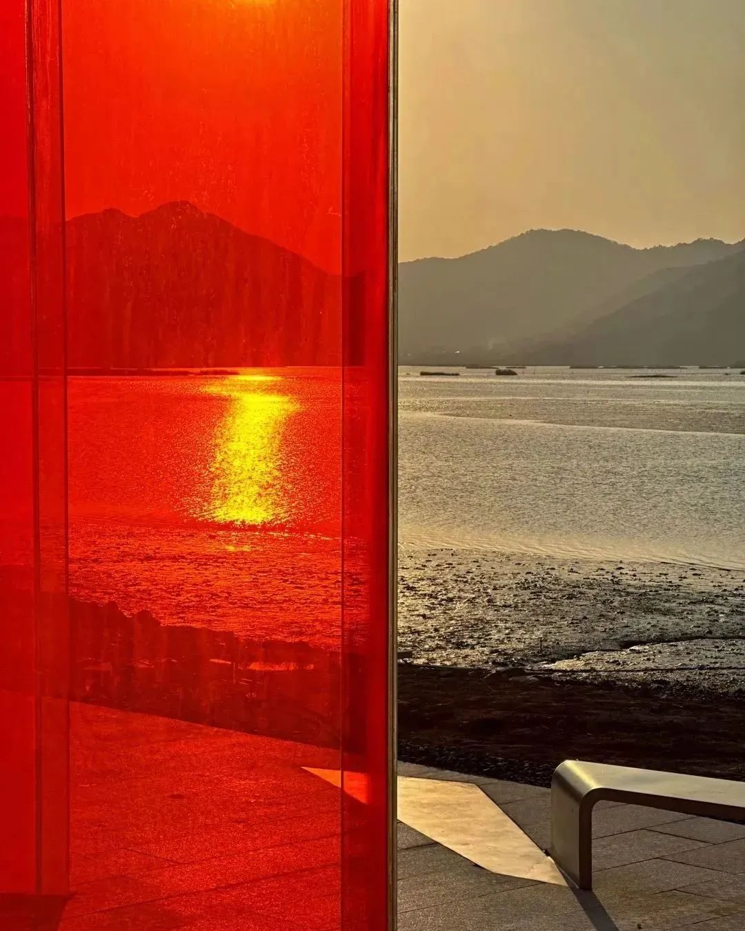 在茅洋乡蛎港兴村洋岙山海边的观景平台上,一块块橙色,黄色,红色立体