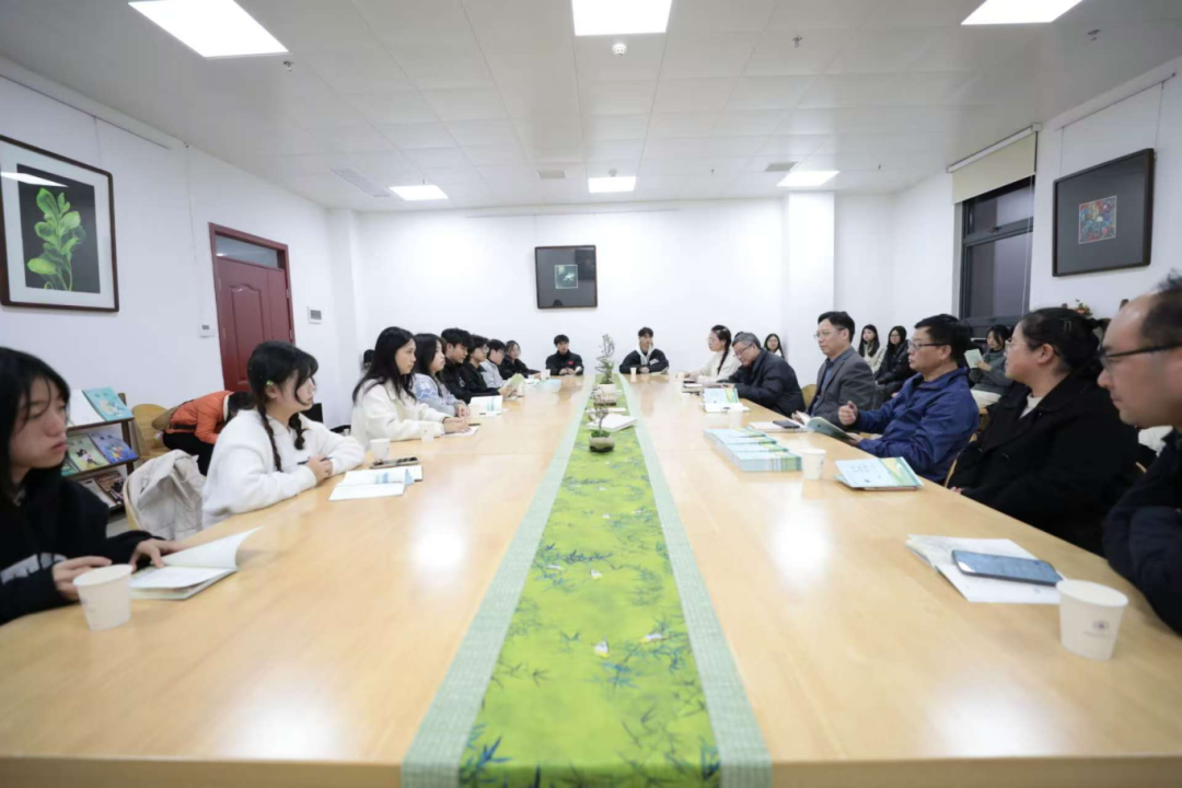 李来清走进文学创作交流基地 共聊文学那些事