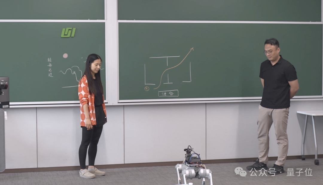 清华现场演示机器狗哮天指挥人类称重 无脚本随机任务开放环境实测