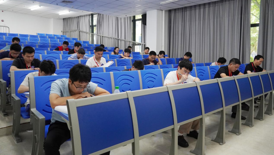 燃动匠心！2026年漳州市工业机器人系统操作员职工技能竞赛今日在漳州技师学院正式开赛