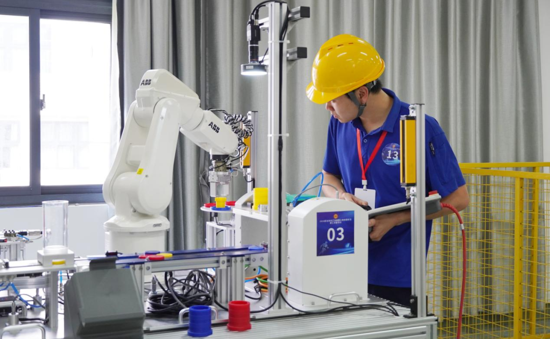 燃动匠心！2026年漳州市工业机器人系统操作员职工技能竞赛今日在漳州技师学院正式开赛