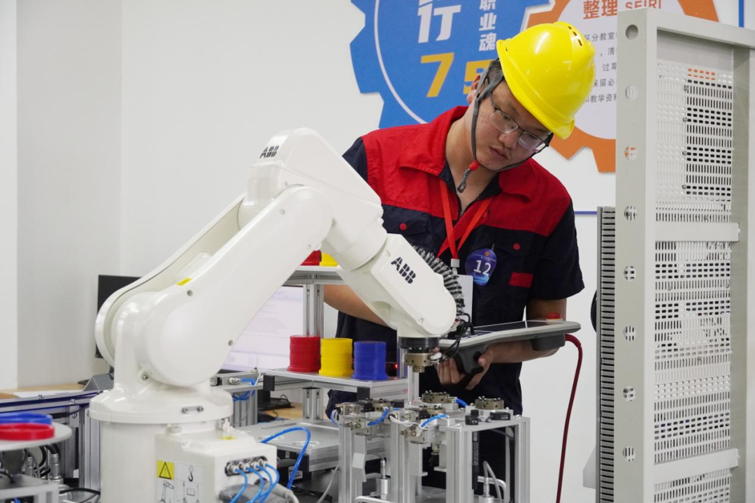 燃动匠心！2026年漳州市工业机器人系统操作员职工技能竞赛今日在漳州技师学院正式开赛