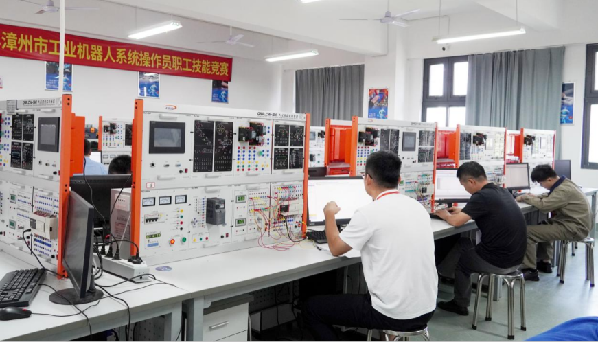 燃动匠心！2026年漳州市工业机器人系统操作员职工技能竞赛今日在漳州技师学院正式开赛