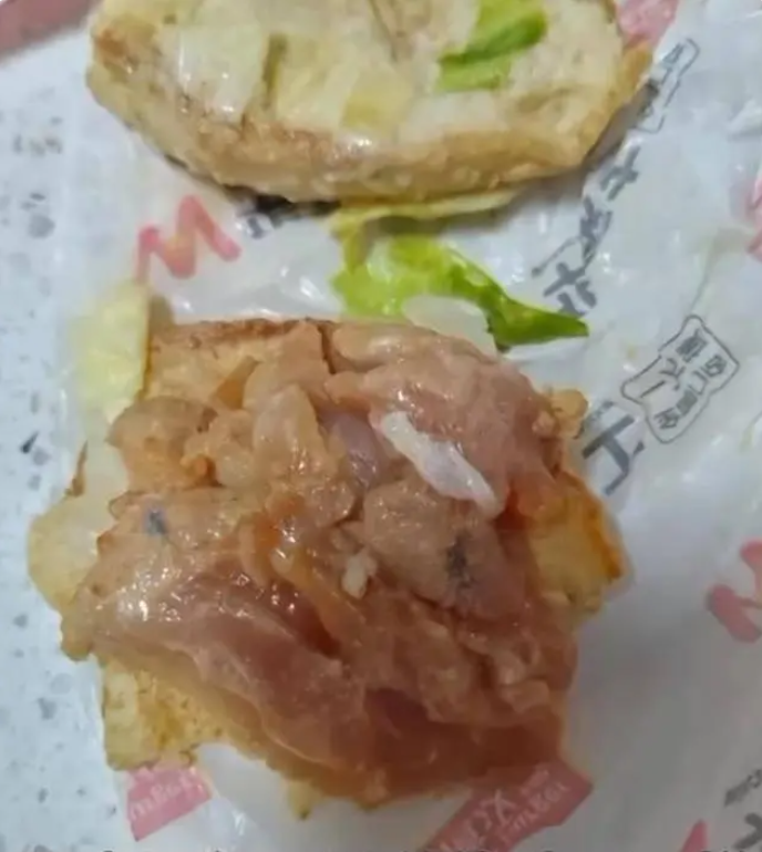 孩子吃汉堡吃出生肉 华莱士回应：员工操作失误