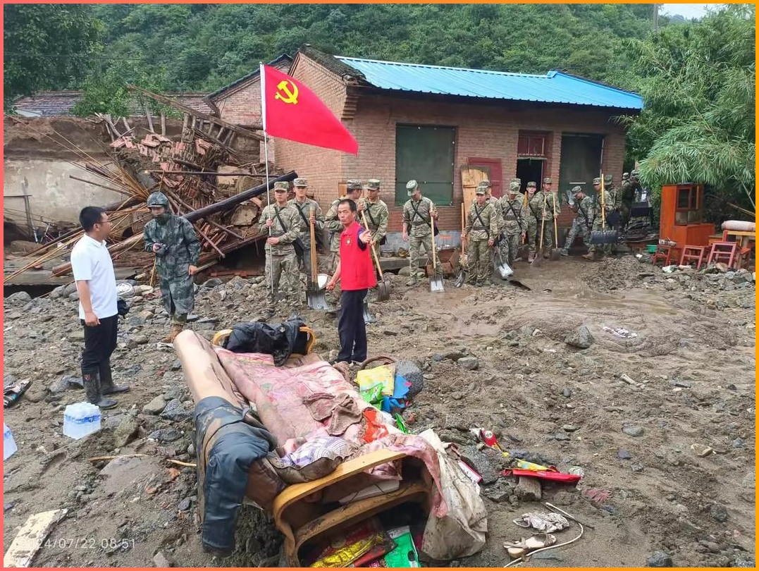 驰援榕江武警战士满脸雨汗交加,巷道里的“中国脊梁”，原来是他!