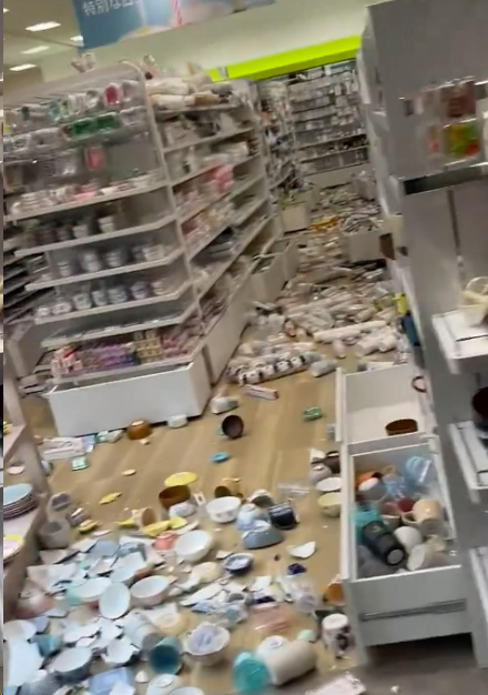日本发生7.6级地震，引发5米高海啸！6人丧命多人受伤，逾50栋房屋倒塌，核电厂溢出放射性水（组图） - 9