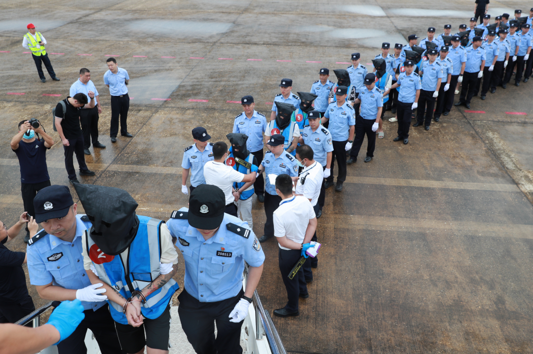 179名电诈犯罪嫌疑人从老挝被押解回国