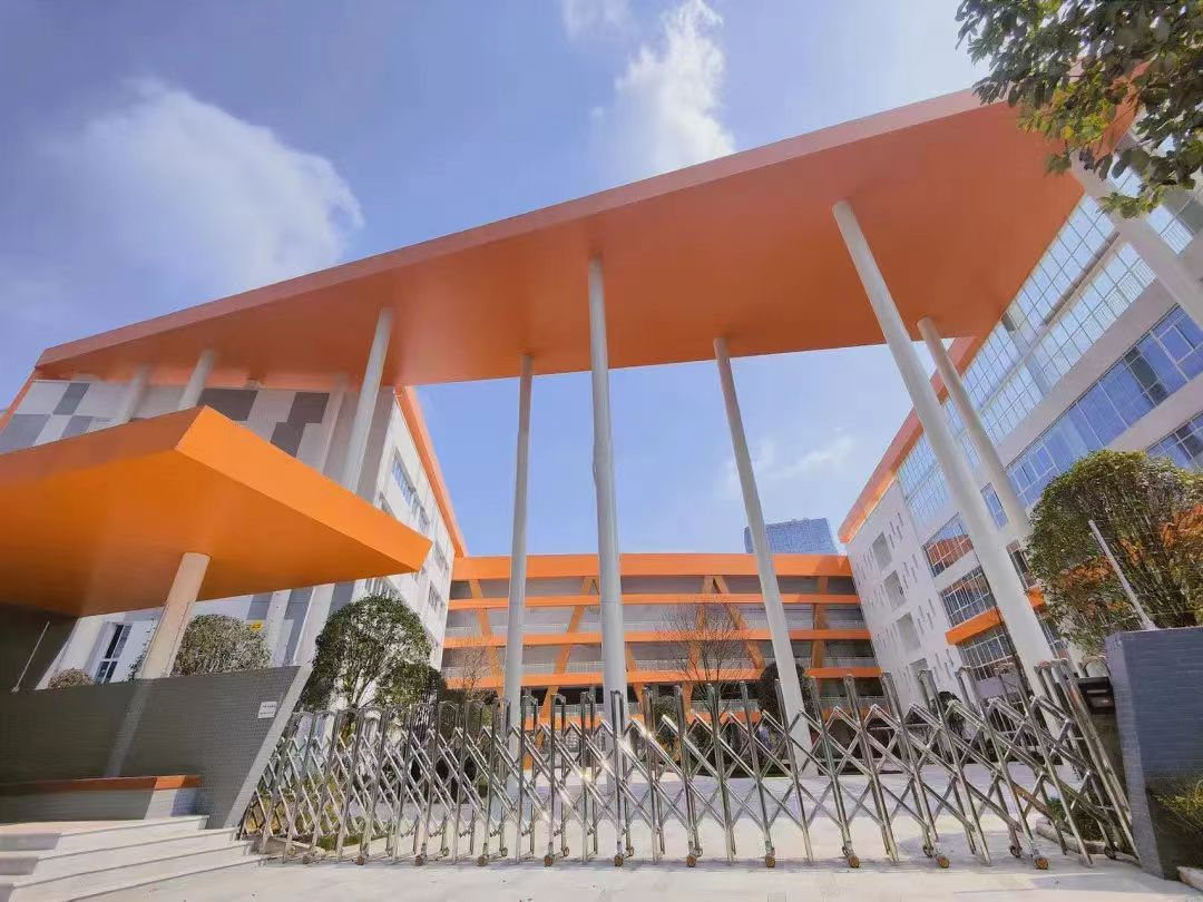 英华学校,并且周边分布有成都树德小学, 四川师范大学附属中学高中部