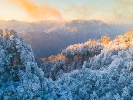 冬天的光雾山,褪去了红叶飞舞的衣装,换上了云雾缭绕的霓裳,每逢降雪