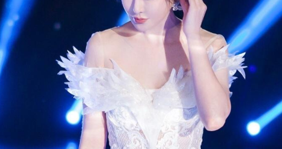 21岁爆红走出国门，后因风波跌落神坛，她经历了什么？