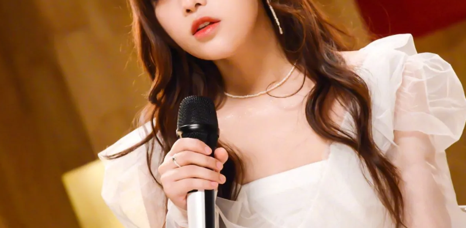 从好声音选手到最年轻导师，98年出生的她凭什么？