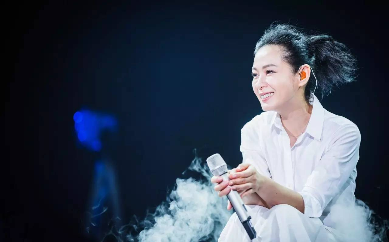 她在演唱会现场泪奔！曾经为爱痴狂，如今云淡风轻，她经历了什么？