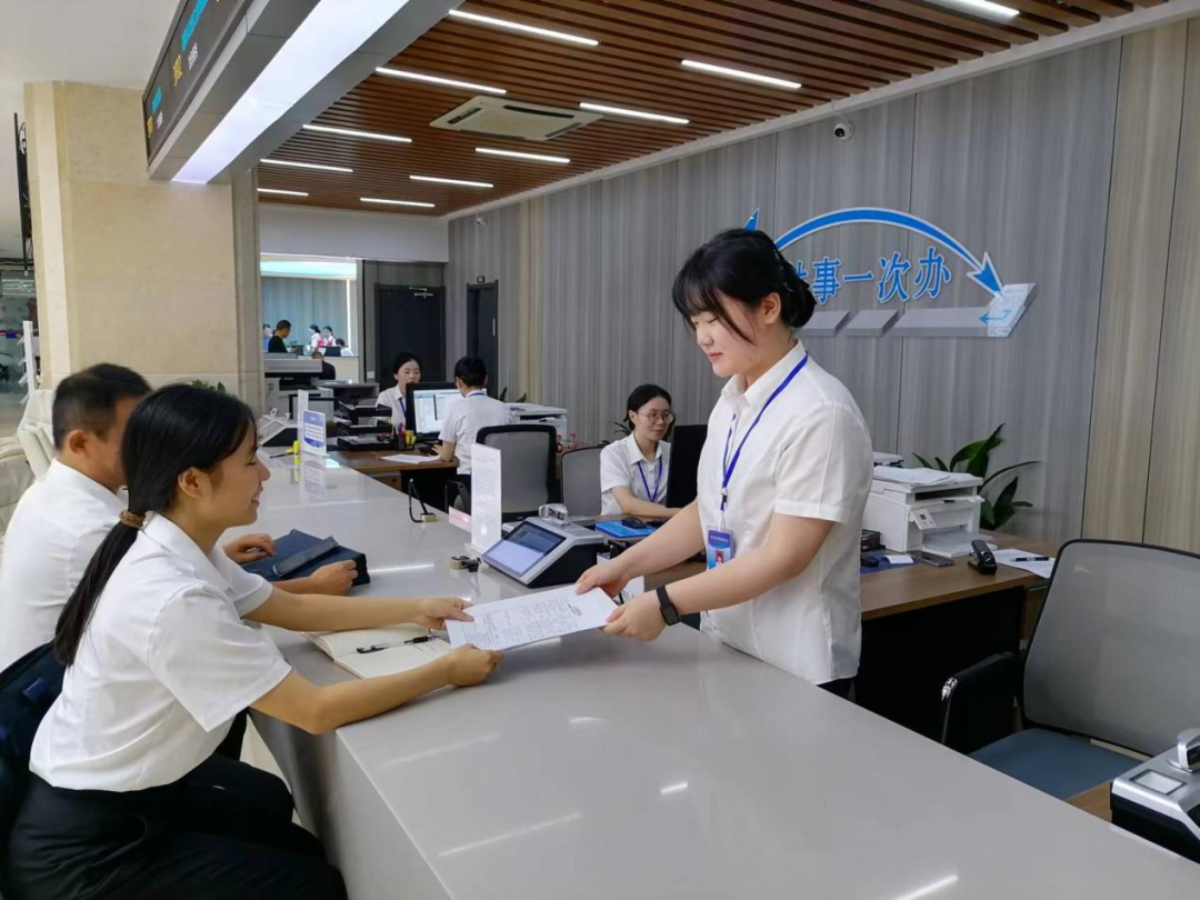 《永修县政务服务中心窗口工作考核细则》等标准,扎实开展窗口人员