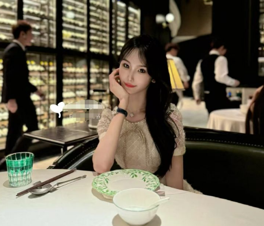 易建联事件女主被扒，年仅19岁，大量私密照流出