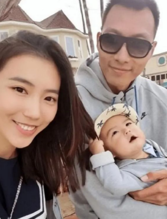 易建联事件女主被扒，年仅19岁，大量私密照流出