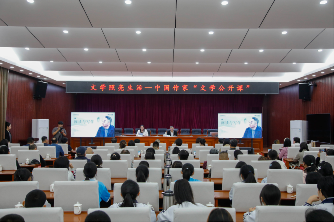 中国作家“文学公开课”在额尔古纳市开讲 第1张