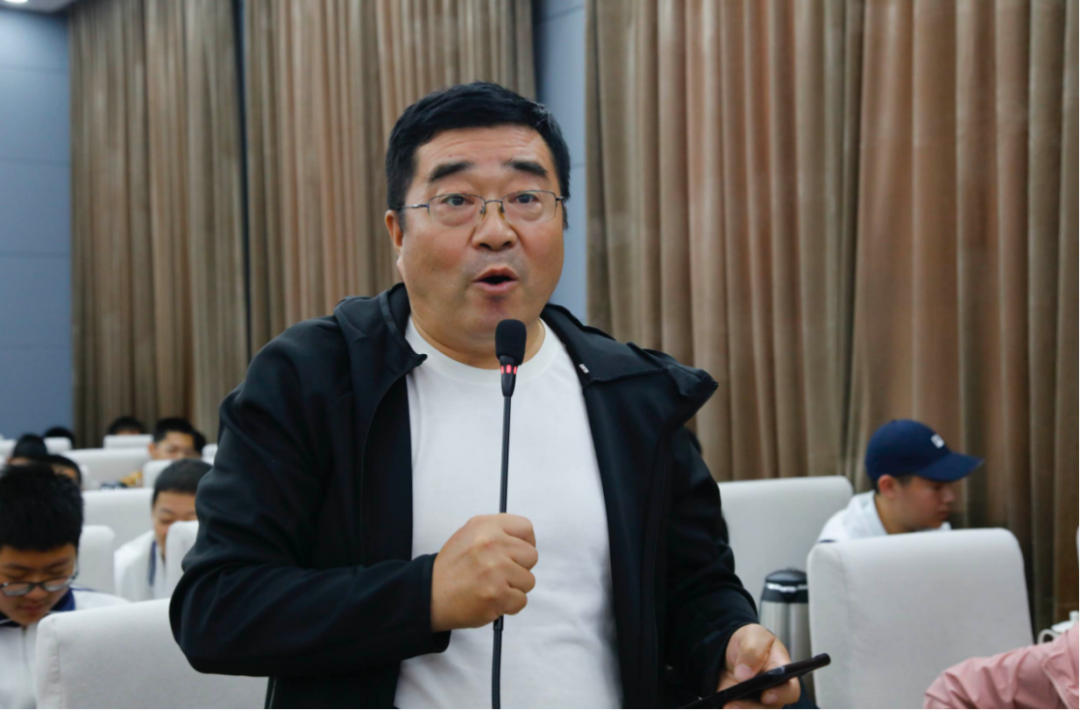 中国作家“文学公开课”在额尔古纳市开讲 第6张