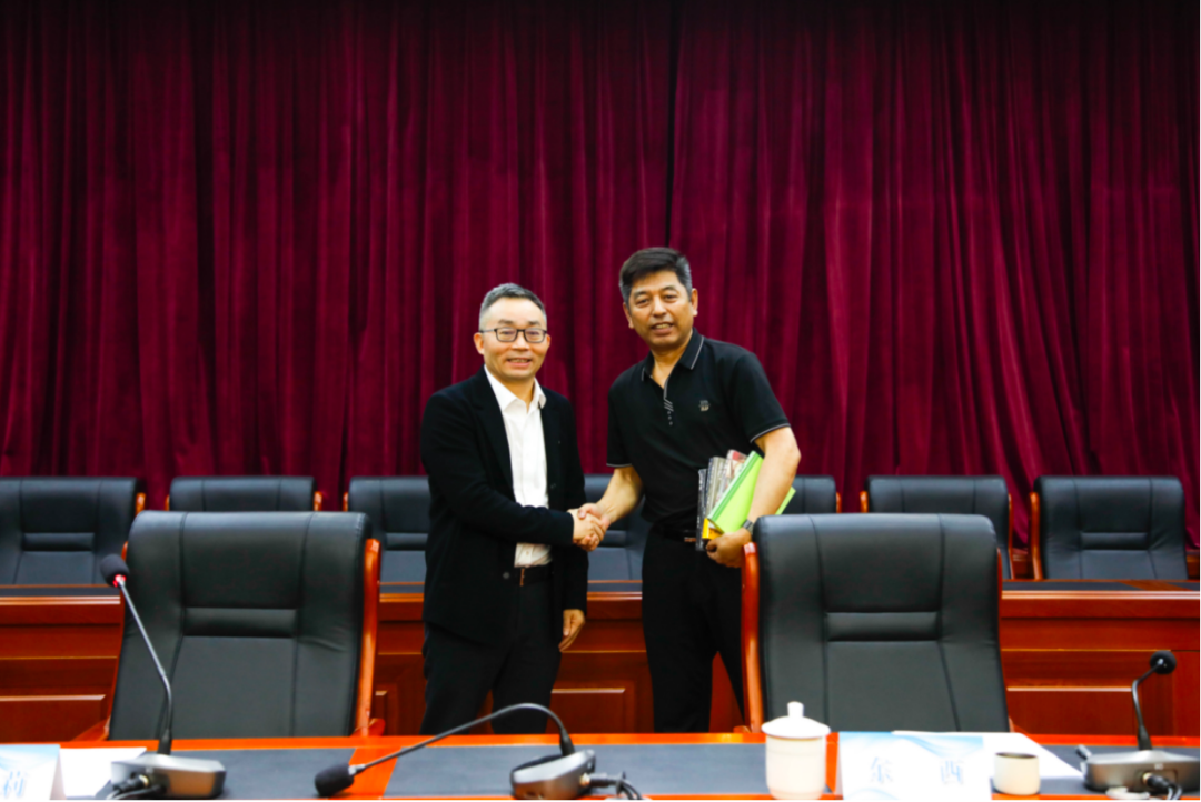 中国作家“文学公开课”在额尔古纳市开讲 第3张