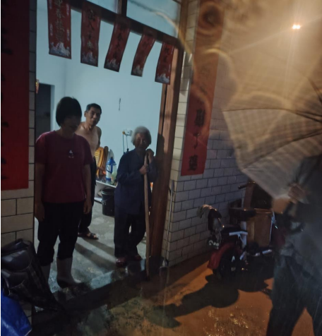 镇村干部连夜转移危险区域群众