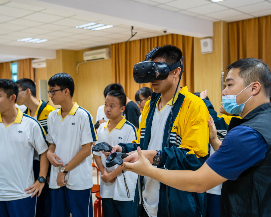为此,李卫平校长分享了桂城中学的探索与尝试,如桂城中学在疫情期间