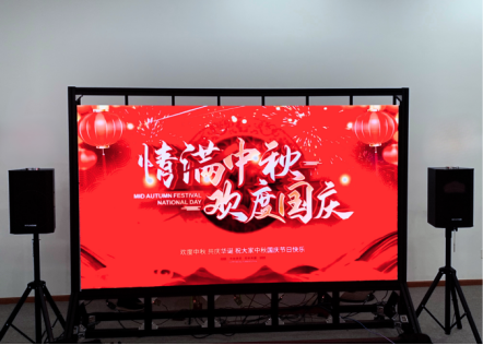 辰显光电成功点亮全球首款102英寸P0.5 TFT基Micro-LED拼接屏的图4