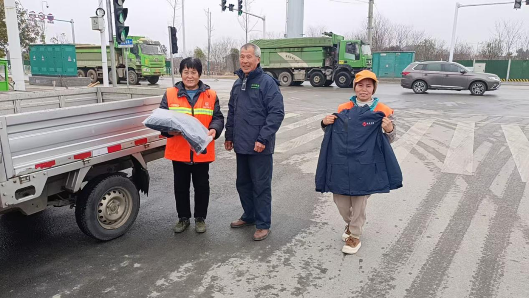 新春走基层 | 岁寒情深暖人心，资阳区为一线环卫工人送上“温暖礼包”