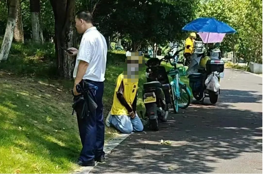 女骑手与保安冲突后下跪？杭州警方凌晨通报：骑手为男性；美团：支付了围栏维修费用，将“一管到底”