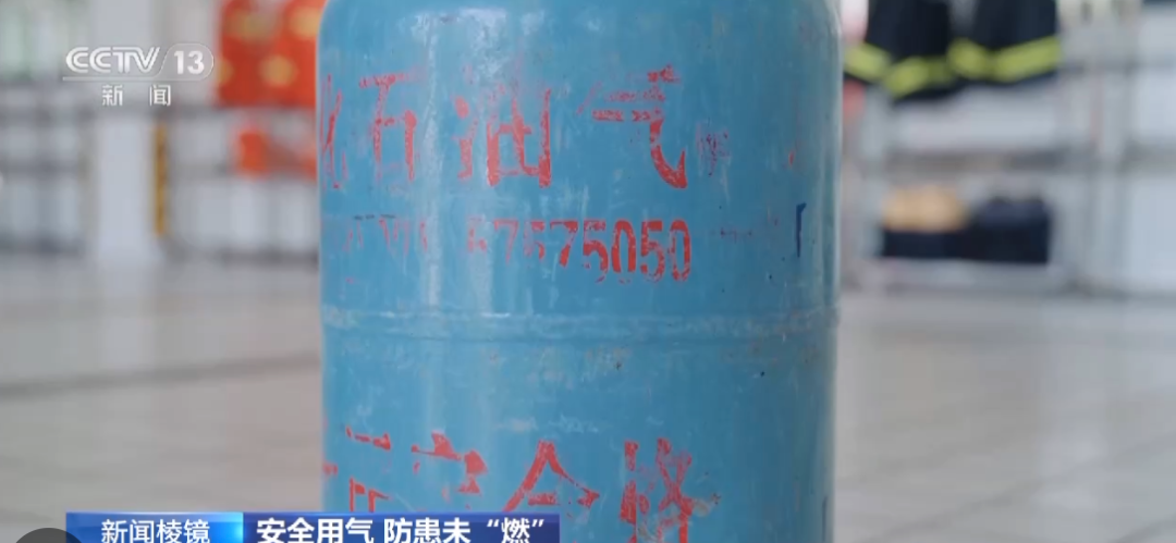 已致2死2伤！山东一沿街房突发燃气闪爆，相邻银行损毁严重，现场多人倒地...（视频/组图） - 16