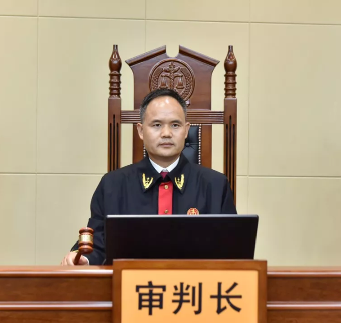 政法英模事迹报告会