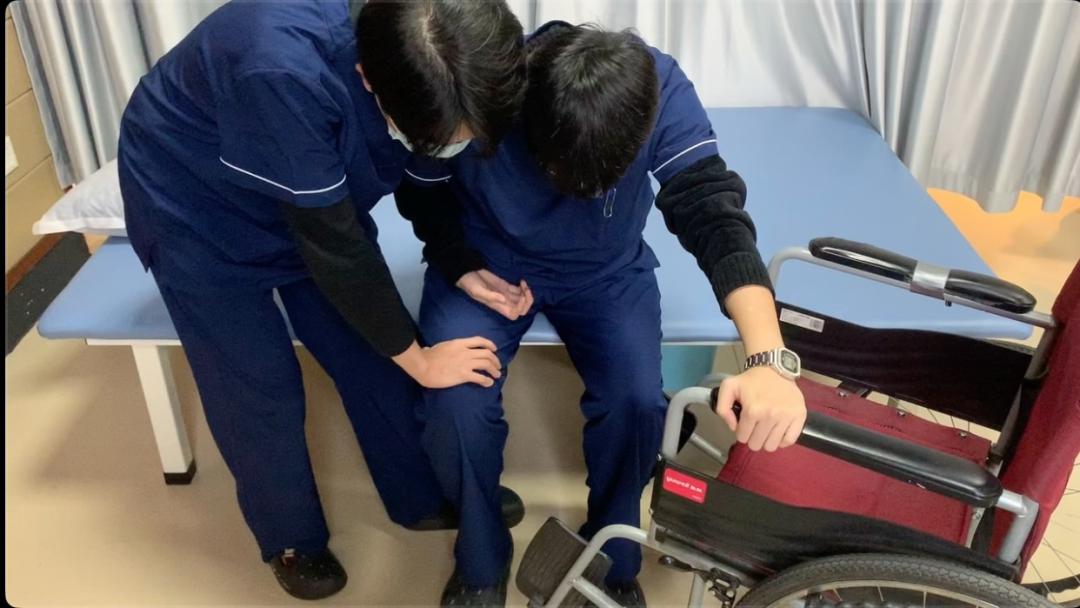 医用病床怎么移动图解真人演示 ｜ 偏瘫患者必备小技巧，如何自己完成床椅转移？详细动作演示！_https://www.jmylbn.com_新闻资讯_第20张