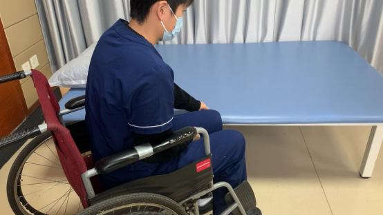 医用病床怎么移动图解真人演示 ｜ 偏瘫患者必备小技巧，如何自己完成床椅转移？详细动作演示！_https://www.jmylbn.com_新闻资讯_第12张
