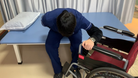 医用病床怎么移动图解真人演示 ｜ 偏瘫患者必备小技巧，如何自己完成床椅转移？详细动作演示！_https://www.jmylbn.com_新闻资讯_第8张