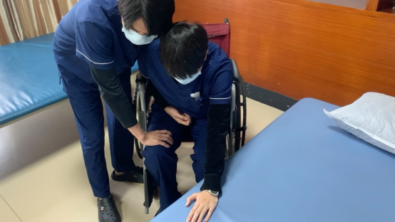 医用病床怎么移动图解真人演示 ｜ 偏瘫患者必备小技巧，如何自己完成床椅转移？详细动作演示！_https://www.jmylbn.com_新闻资讯_第16张
