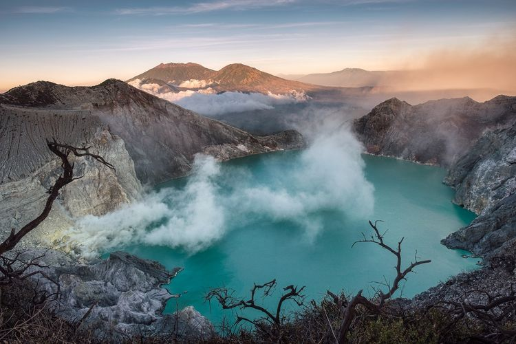 一名中国游客在印尼火山口拍照坠亡，当地警方通报→