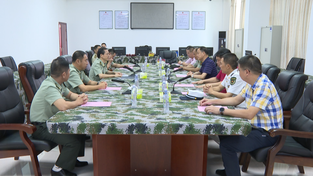 在梅州軍分區,洪國華與部隊官兵們進行座談交流,共敘軍民魚水深情