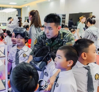 教官太帅了！健硕和魅力并存