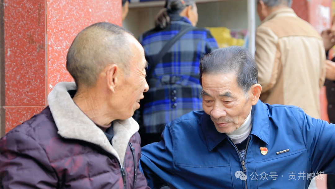黄才义劝说“五老”当志愿者.png