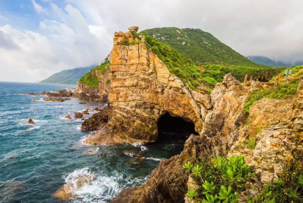Shenzhen One Day Tour ： Dapeng Ancient City & Yangmeikeng Coastline