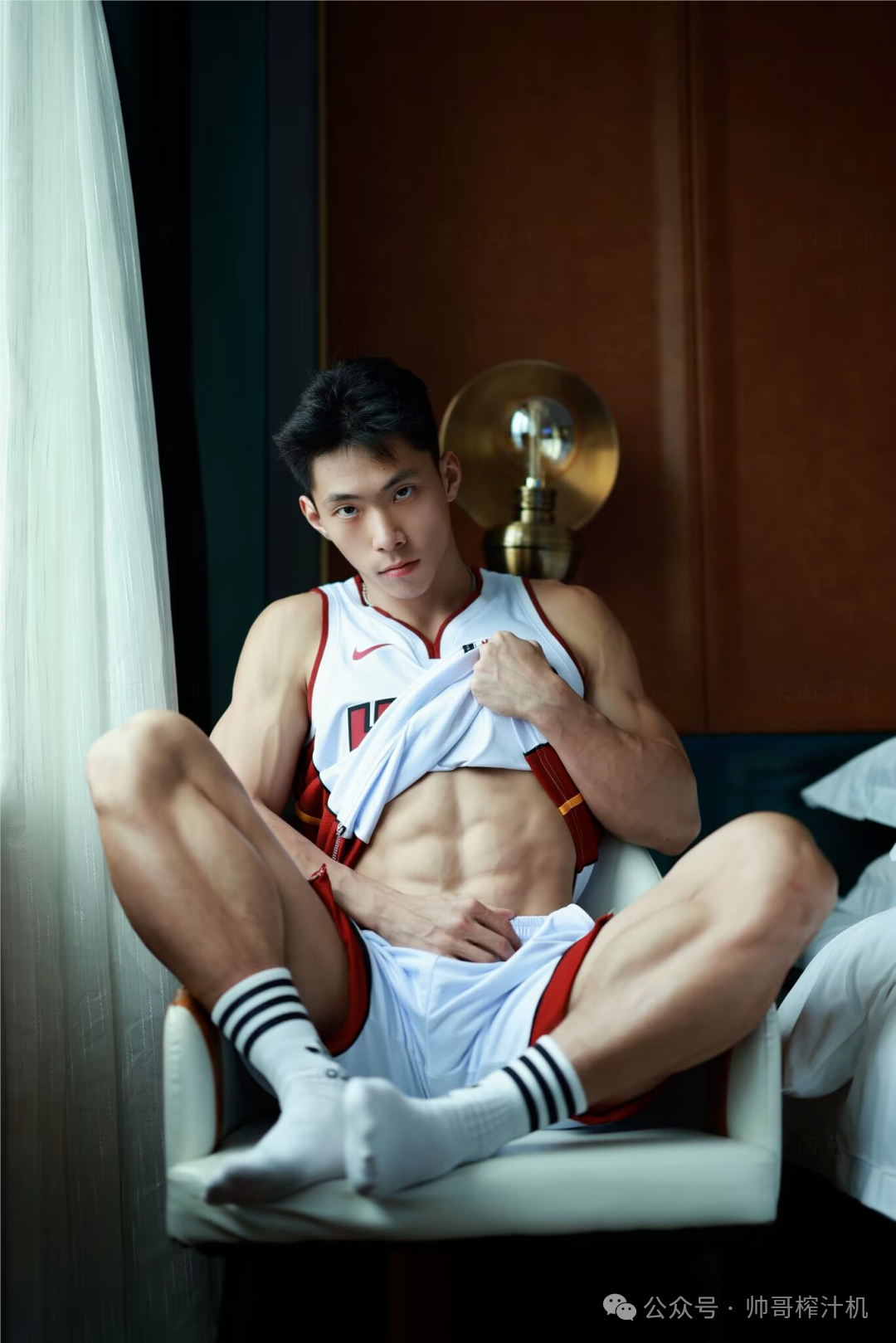 肌肉教练篮球体育生，少年感性感爆棚